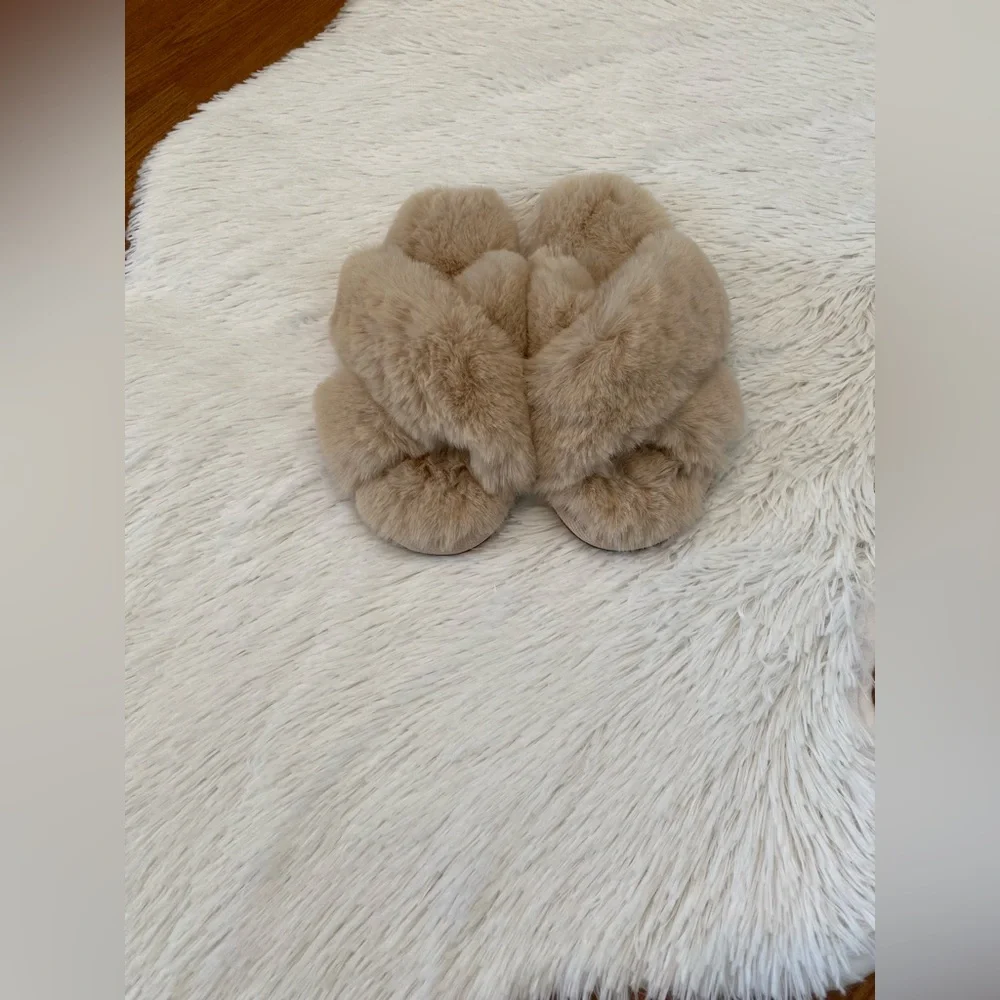 New Express Slippers Size 5-6 (Small) Faux Fur Criss Cross Design Light Pink - Picture 3 of 6